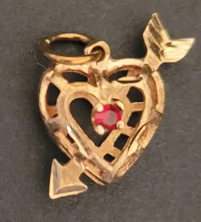 Pendentif en forme de cœur avec coupe diamant, serti d'un grenat Coeur surbombé, Rare_Unique Vintage...