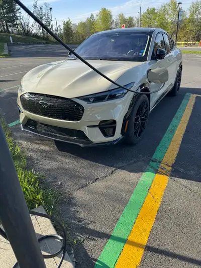 Je propose à la vente ma Ford Mustang Mach-e premium AWD long autonomie 2025 de 370 HP. - Véhicule e...