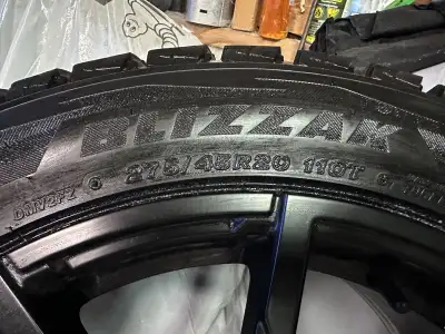 98% tread left, run-flat tires , only about 1500 km of use. Manufactured May 2023 (very important);...