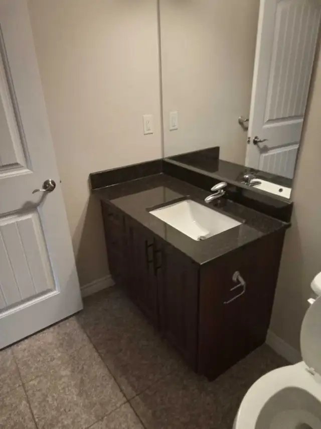 Room for rent with private bathroom  in Long Term Rentals in City of Halifax - Image 5