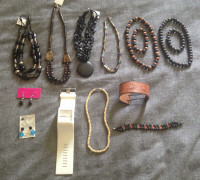 Bijoux : Colliers + bracelets + montre + boucles d'oreilles