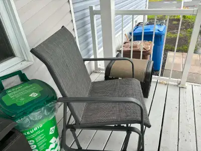 Fauteuil berçant avec repose-pieds, View more