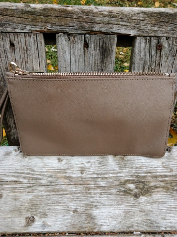 Wo!en's Danier Leather Clutch Purse, Genuine Leather, Stylish in Women's - Bags & Wallets in Oshawa / Durham Region - Image 2