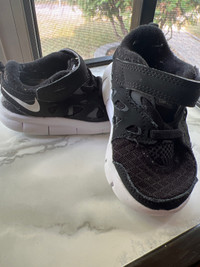 Toddler Nike Free Run 2 size 5C
