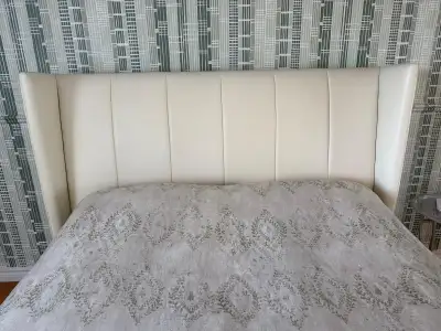 Lit queen/matelas - Queen bed/Matress, View more
