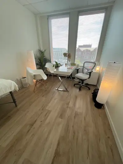 Peaceful Downtown Oakville office and waiting room- *** ideally seeking an RMT or therapist or simil...