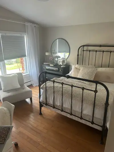 4 bedroom apartment, 2 bathrooms, washer/dryer and shared kitchen and TV room. In the Southend of Sy...