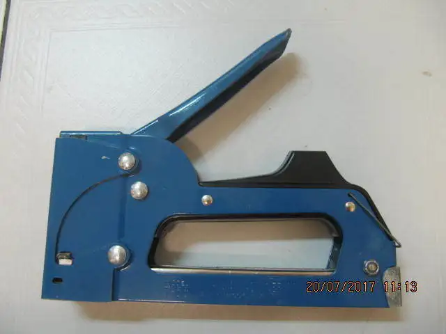 Vintage Blue Arrow T-55 Gun Tacker & 3000+ Staples XCond Cir1985 in Arts & Collectibles in Mississauga / Peel Region - Image 4
