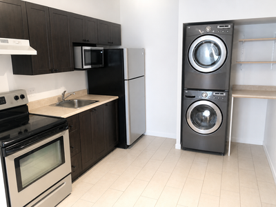 Completement renover -a voir! Modern & Renovated Must See! apartments eclaircies. 3 chambres fermes....