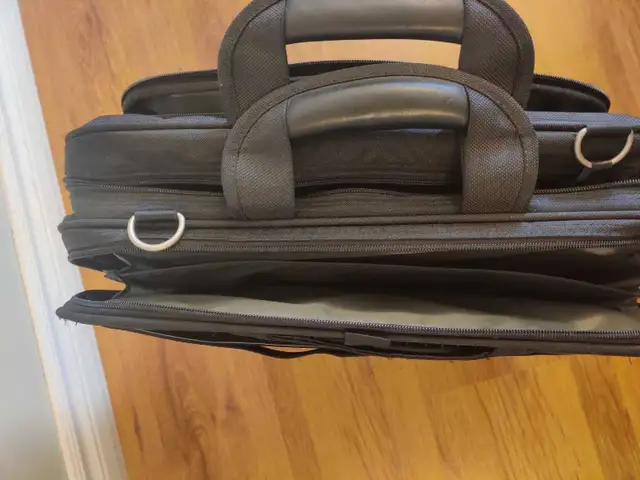 Targus Laptop Carrying Case in Laptop Accessories in Ottawa - Image 4