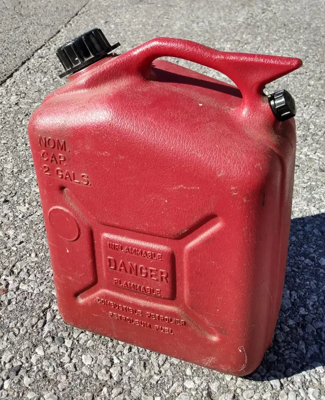 2 gallon gas jerry in Outdoor Tools & Storage in Oshawa / Durham Region - Image 2