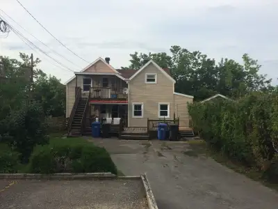 Bonjour! Le 31 William Ouest est un confortable appartement au rez-de chaussée d'un duplex. Situé à...