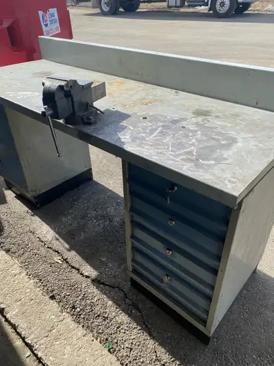 Metal work bench with 4 locking draws and 4” swivel vise