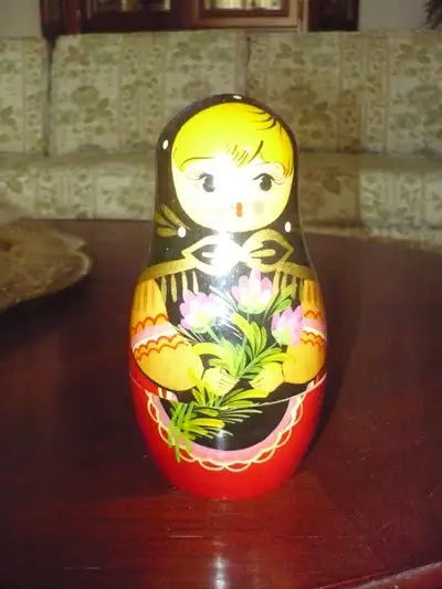 BEAUTIFUL HANDMADE AND PAINTED 6 PIECE RUSSIAN MATRYOSKA NESTING DOLLS HIDING INSIDE THE FIRST DOLL....