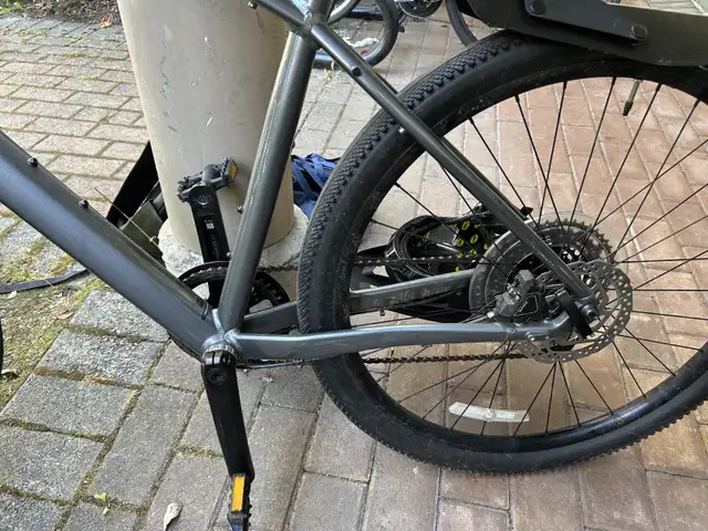 Trek Bike in Road in Vancouver - Image 2