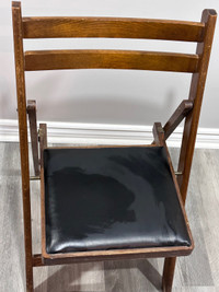 4 Chaises en bois/ 4 wooden chairs 