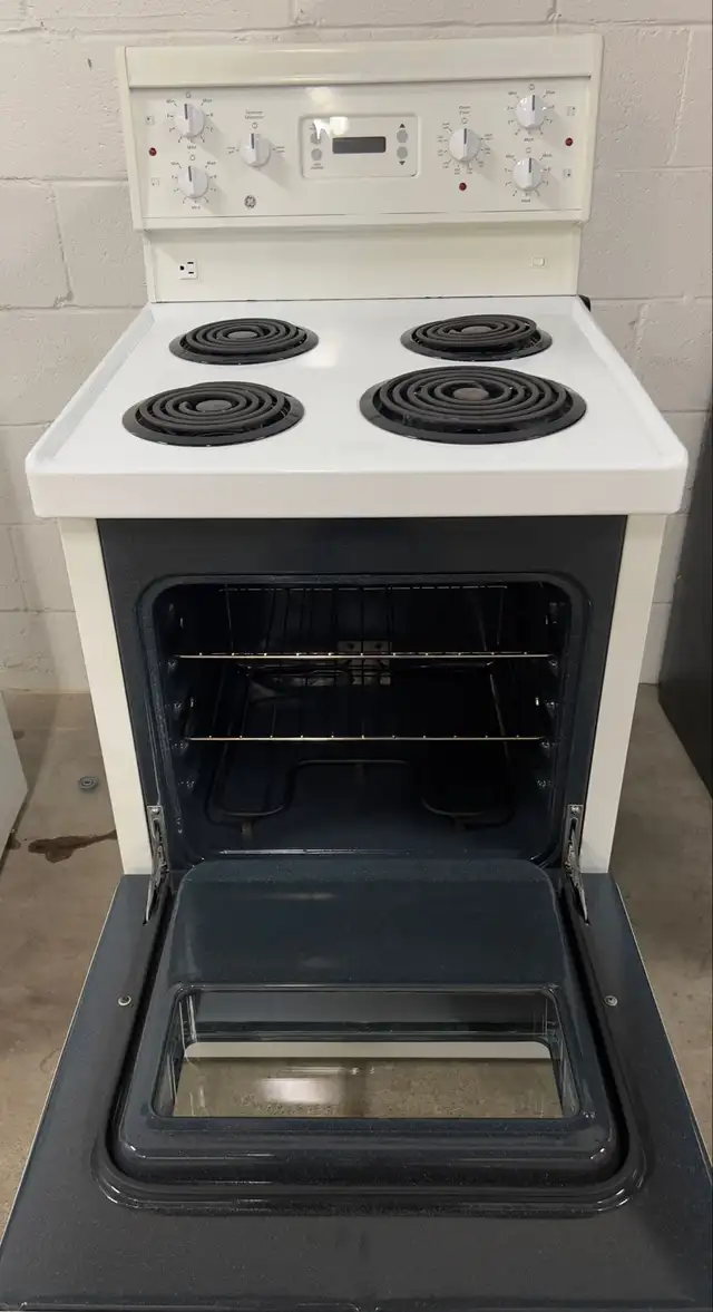 -Apartment Size Coils Stove “GE” 24 inch in Stoves, Ovens & Ranges in Barrie - Image 3