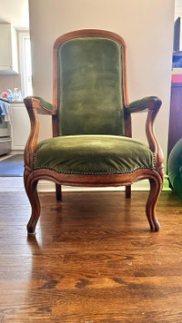 Beautiful Antique Chair with armrest, in Great Condition
