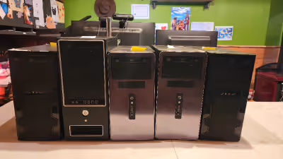 Lot informatiqe à vendre, idéal pour une nouvelle entreprise : - 4 tours d'ordinateurs - 5 écrans :...