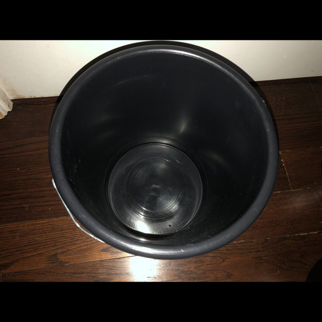 4 Small Plastic Buckets w/handle Dia:10.5” H: 10.5” $12 in Other in Markham / York Region - Image 4