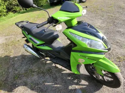 2017 Scooterre Urbain Voyageur 50cc....runs great, some minor cosmetic issues...in overall good cond...