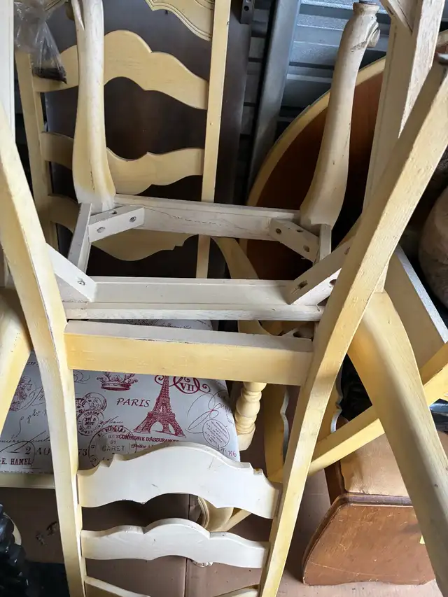 Kitchen table and chairs in Dining Tables & Sets in Hamilton - Image 5