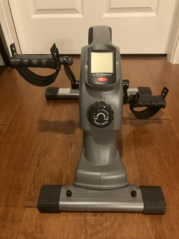 Retail $175 Like New Magnetic Desk Cycle Mini Exercise Bike in Exercise Equipment in North Shore - Image 3