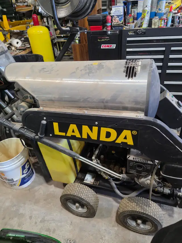 Landa Hot Water Pressure Washer in Other in Regina - Image 2