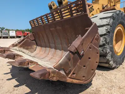 Cat 992 C 13.5 cu. yd. bucket in excellent condition with Esco wear plate hardware. Located in Stone...