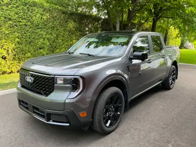 2026 Ford Maverick Lariat AWD Hybride gris carbone. Je l’ai roulé pour seulement 1,700 kilomètres et...