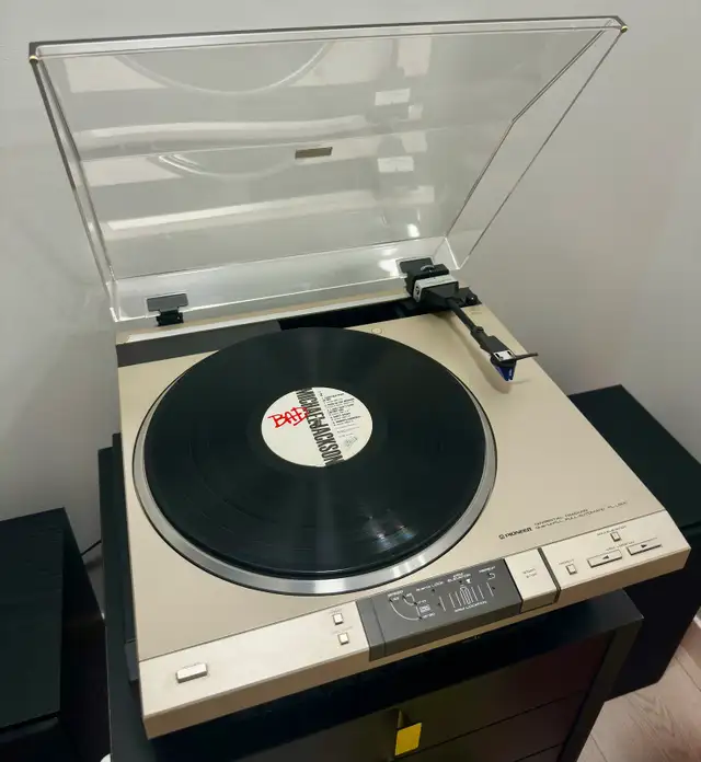 Turntable in Stereo Systems & Home Theatre in Calgary - Image 3