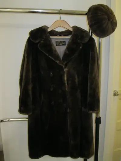 Manteau de fourrure avec chapeau, View more