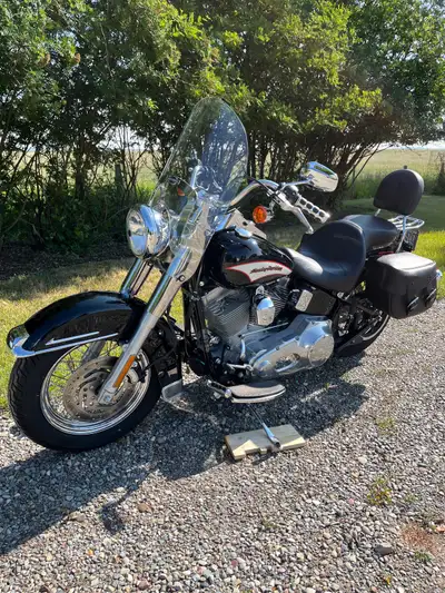 Only 33,500 km. Fuel injected, Vance and Hines pipes, Highway pegs, Luggage rack, Detachable windshi...