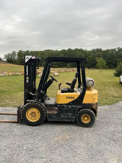 Daewoo 5000lb forklift: air tires, triple mast, side shifter, led lights, new seat, has cab(no doors...