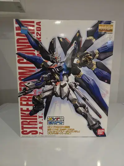 Selling a brand new, unopened Bandai Strike Freedom Gundam model kit, perfect for Gundam enthusiasts...