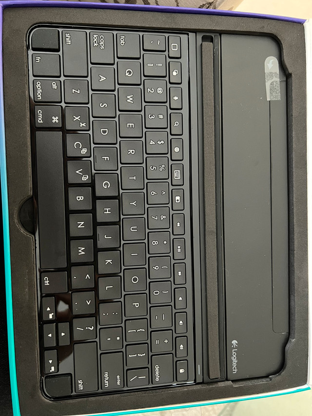 Logitech ultra thin magnetic clip-on keyboard for iPAd Air in iPad & Tablet Accessories in Oakville / Halton Region - Image 3