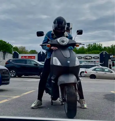 Piaggio fly 50 2012 a gas Nouvelle batterie du mois de juin Nouvelle fuses Nouveau pneu arrière A su...