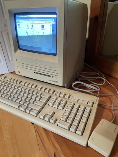 Apple Macintosh SE w/ keyboard, mouse, games, iWoz book working, View more