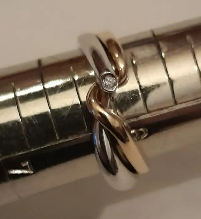 Bague - Jonc - Or 10K - Jaune et Blanc - Petit diamant in Jewellery & Watches in City of Montréal - Image 4