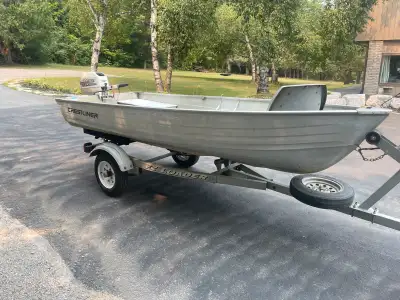This Crestliner boat is ready for the water, boasting a sturdy construction and a reliable Johnson m...