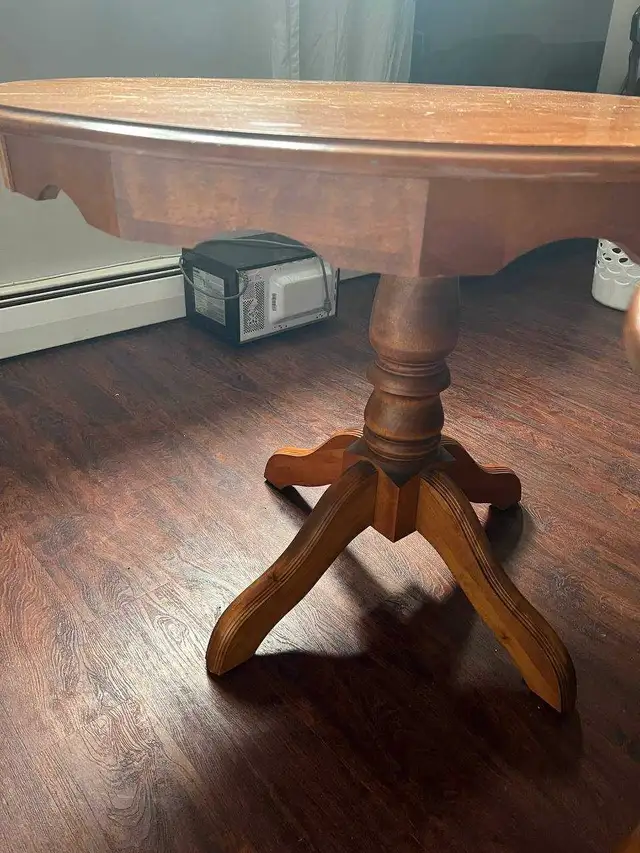 Round Wood Table with 2 leaves in Dining Tables & Sets in City of Halifax - Image 3