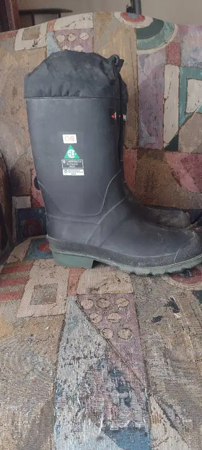 Size 9. Steel toe. Removable insulated layer
