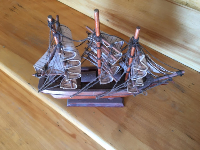 2 petits bateaux en bois décoratifs, peuvent être vendus séparés dans Art et objets de collection  à Ville de Québec - Image 4