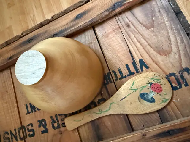 VTG Handmade Wood BOWL RAW LIVE edge w/hand painted SPOON in Arts & Collectibles in Ottawa - Image 5