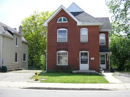 Very large and spacious room available for May 1st. Incudes large eat in kitchen, common area, large...