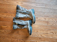 Size 8/9 women's leather winter boots (broken zipper)