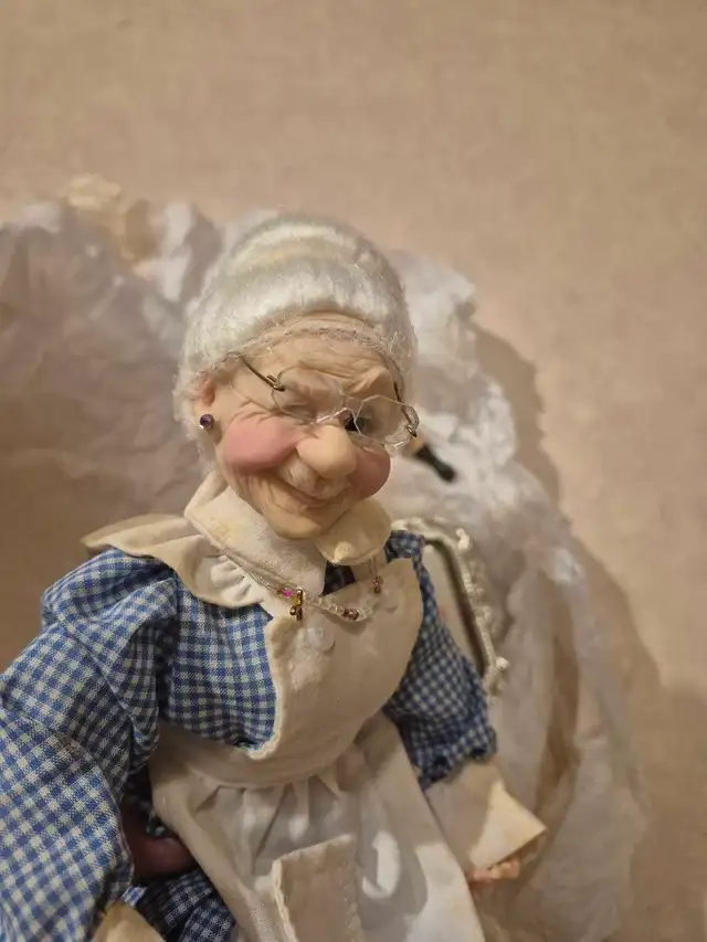 Vintage Collectible Porcelain Doll – Grandma Figure by Giftcraft in Toys & Games in Napanee - Image 9