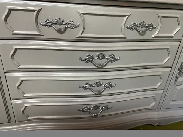 Dresser in Dressers & Wardrobes in Oakville / Halton Region - Image 6