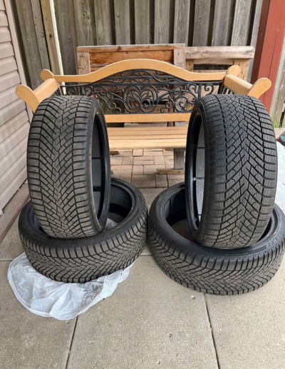 High-performance set of 4 Pirelli Scorpion Winter tires. These 265/35 R22 102V M+S tires have a dire...