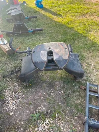 Reece 18k fifth wheel hitch hitch has the puck system and is a slider hitch fits older dodges and fo...